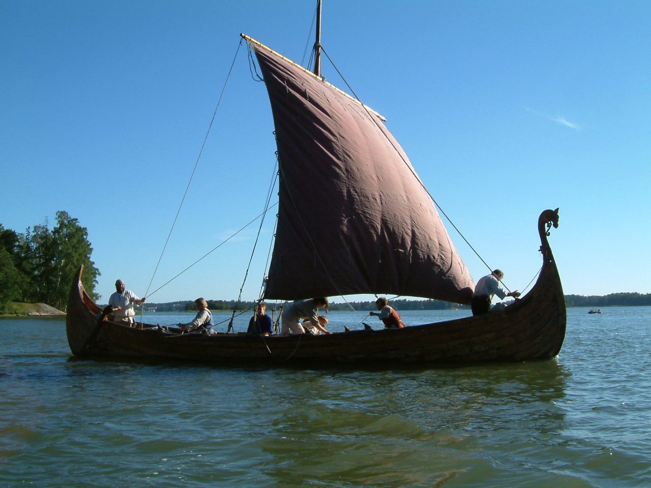 Vikingskipet Mjsen Lange utenfor Helsinki i 2003